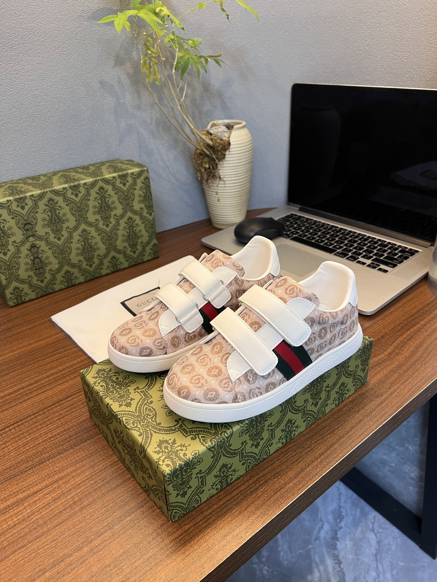 Children's shoes child